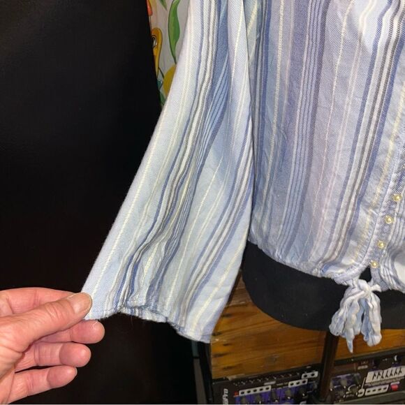 AMERICAN Eagle Outfitters lightweight gauze feel v neck crop with tie - Picture 4 of 10